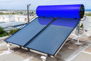Photo d'un chauffe-eau solaire thermique avec deux capteurs plans et son préparateur en thermosiphon, installé sur un toit terrasse.